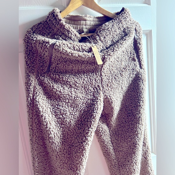SKIMS Pants - Skims teddy joggers w pockets